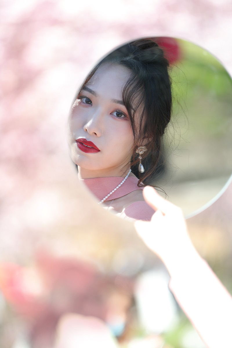 跟镜子美人有关的古诗词，镜中美人，古诗词里的照影风华